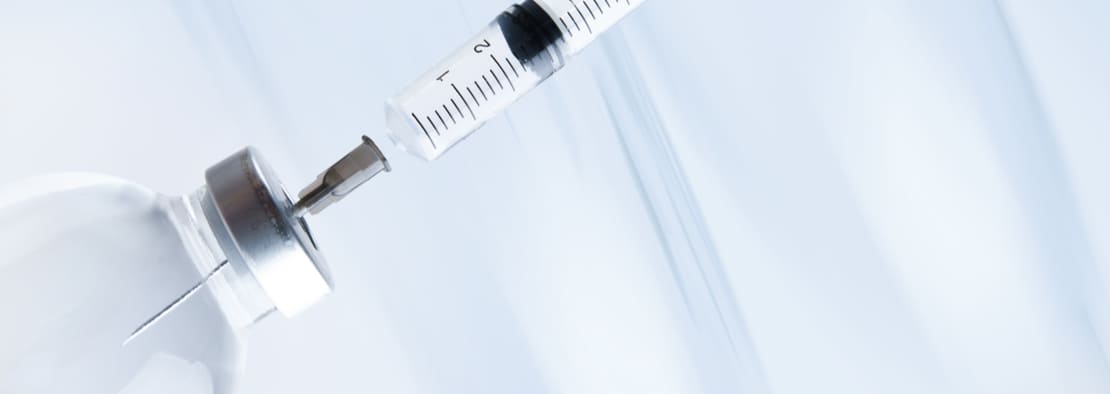 Шприц и 2 флакона с медикаментами